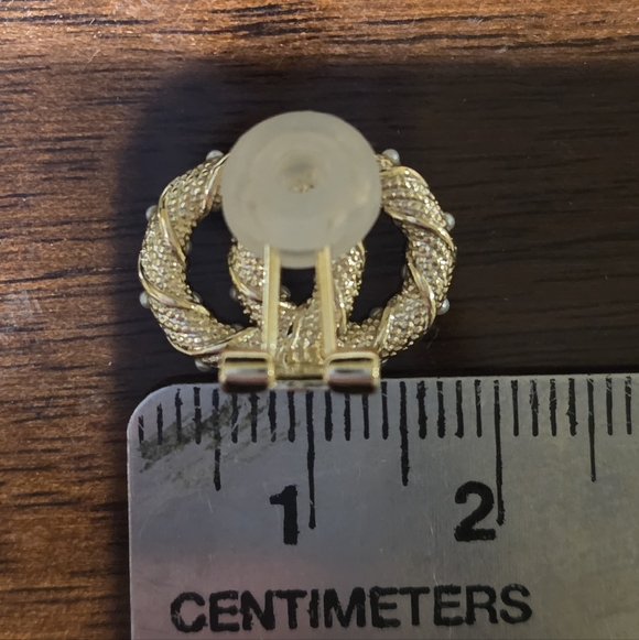 Double hoop infinity clip on earrings - Picture 6 of 6